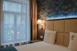 布鲁塞尔丹斯尔里特酒店的酒店客房设有床和窗户。