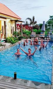 蓝梦岛Dream Beach Hostel Lembongan的一群人在游泳池里