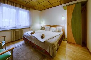 弗劳恩瓦尔德瑞斯特高和万德酒店的一间卧室设有一张大床和一个大窗户