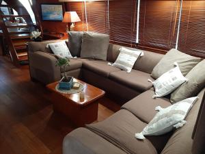 维琪奥港Ocean Yacht Trawler - Le Caloa的客厅配有两张沙发和一张桌子