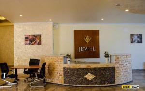 马特鲁港Jewel Matrouh Hotel的大堂设有桌椅和墙上的标志
