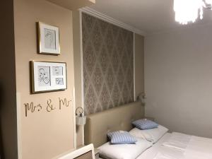 维也纳苏菲公寓式酒店的卧室配有两张床,墙上挂有两张照片