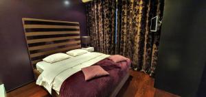 日内瓦喷泉公寓的卧室配有一张带白色床单和枕头的大床。