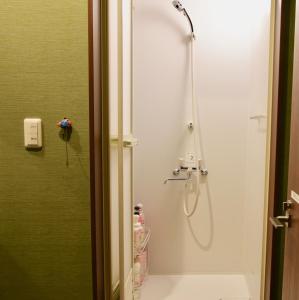 常滑市Kiwi House Tokoname VACATION STAY的带淋浴的浴室和玻璃门
