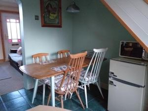 EgremontBank End的厨房配有木桌和四把椅子