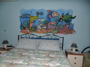 奥里斯塔诺B&B Il Mirto的一间卧室配有一张壁画床