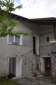 加维科利亚诺Ca da la nona的石头房子,设有楼梯和窗户