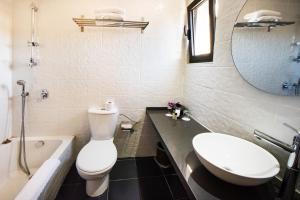 耶路撒冷耶路撒冷智能酒店的浴室配有卫生间、盥洗盆和浴缸。