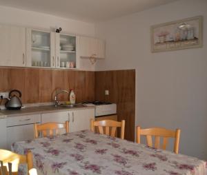 斯祖贝莱克Dom pri potoku的带桌椅的厨房和带水槽的厨房