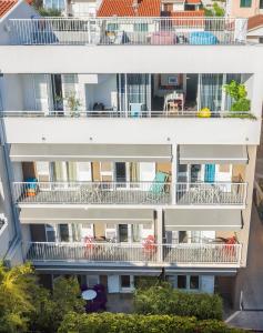 马卡尔斯卡Apartments House Filipović的带阳台的公寓大楼的空中景致