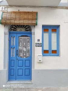 比尔泽布贾Arzella Holiday Home的白色建筑上的蓝色门窗
