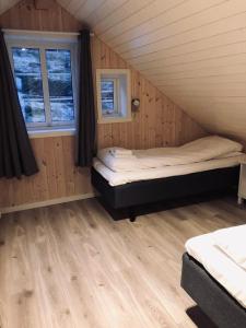 莱克内斯Rorbu Skreda的小木屋内带两张床的房间