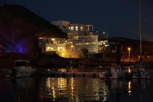 拉雷斯廷加Sur Restinga的夜间有船在水中的大型白色房屋