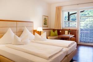 Rottau费斯赫尔图贝尔酒店的酒店客房设有两张床和窗户。