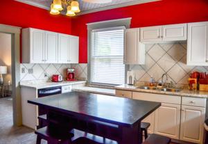 普廷贝All Star Ohio House的厨房配有白色橱柜和黑色台面