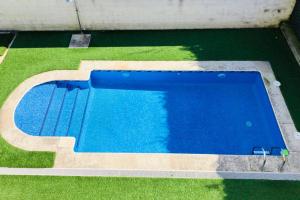 巴约讷Apartamento con piscina y terraza al lado de la playa的享有蓝色游泳池及草地的顶部景致