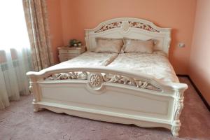 泽伦纳亚波利亚纳ApartHotel na Berezovoy的卧室配有白色的床头板和白色的床