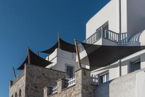 阿斯提帕莱亚镇Saluti Da Stampalia的一座白色的建筑,上面设有阳台