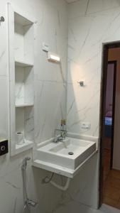 多拉杜斯DOURADOS GUEST FLAT HOUSE的白色的浴室设有水槽和镜子