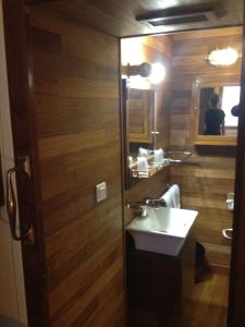 孔卡尔诺柯默尔酒店的一间带水槽和镜子的浴室