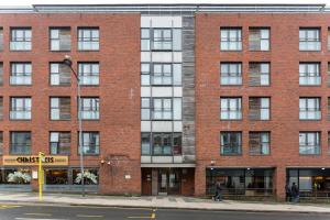 利物浦Centrally located apartment in Duke Street- free parking- two bathrooms的街道拐角处的砖砌建筑