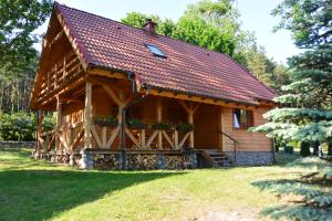 RentynyLetnisko Zalesie的小木屋,设有红色屋顶