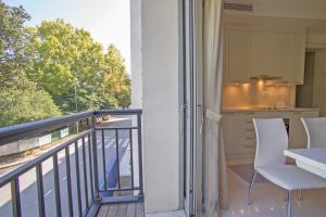 蒂瓦特Porto Montenegro Zeta 102 - Cozy Studio的一个带桌椅的阳台和一间厨房
