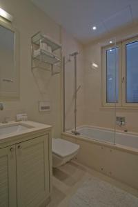 蒂瓦特Porto Montenegro Zeta 102 - Cozy Studio的带浴缸、卫生间和盥洗盆的浴室