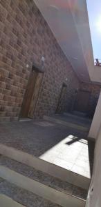 瓦迪穆萨Petra 555的建筑上带两扇门的砖墙