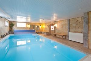 维德宁Resort Hotel Seebauer Gut Wildbad的在酒店房间的一个大型游泳池