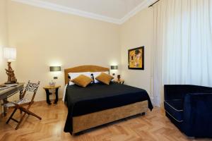 罗马罗马之家豪华公寓的卧室配有床、书桌和钢琴