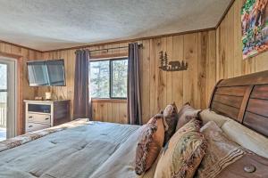 Pocono LakeBear Den Rustic Pocono Lake Home with Game Room!的相册照片