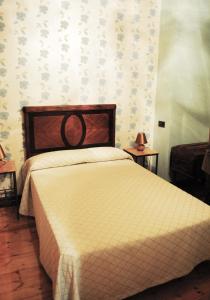 Pajares de los OterosHostal Los Oteros的卧室配有带白色棉被的床