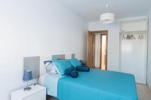 卡沃内拉斯Casa Elena - Cabo de Gata的一间白色客房内的蓝色床卧室