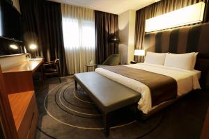 釜山路易斯汉密尔顿百斯特酒店海云台的配有一张床和一张书桌的酒店客房