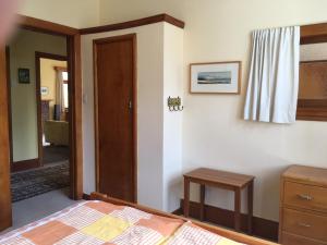 TasmanTasman Farmstay Retreat GlenMhor的一间卧室配有一张床、一张桌子和一面镜子