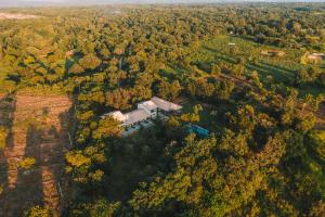 哈伯勒内塞瓦纳加马乡村民宿的树林中房屋的空中景观