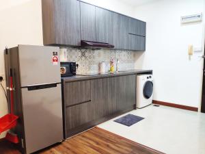 吉隆坡Parkview KLCC by Salaam Suites, 4 pax的厨房配有冰箱和洗衣机。