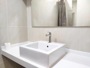 吉隆坡Parkview KLCC by Salaam Suites, 4 pax的白色的浴室设有水槽和镜子