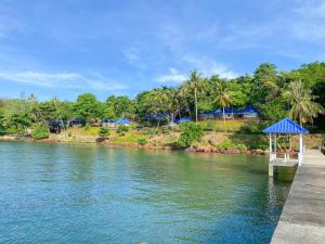 麦岛麦岛布里茅屋自然度假酒店的河边的带凉亭的码头