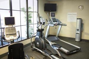 西杰斐逊西杰斐逊智选假日酒店的健身房设有两辆健身自行车和跑步机