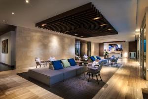曼谷曼谷莎玛素坤逸服务式公寓的大堂配有沙发、椅子和桌子
