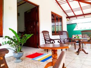 本托塔Sahana Sri Villa的门廊,带椅子和桌子,还有植物