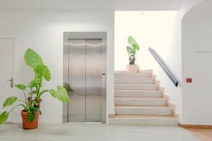 皮拉斯Lantana Garden的走廊上设有楼梯和银色电梯