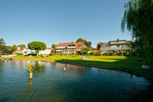 Bosau施特劳尔斯湖滨酒店的享有湖泊美景,设有房屋