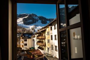 基茨比厄尔Roomie Alps Design Hostel的从城市的窗户欣赏风景