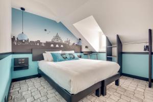 巴黎Hôtel Lucien & Marinette的蓝色和白色的卧室设有一张大床