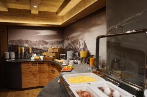 法尔先特加尼楚格峰酒店的厨房配有带食物的柜台