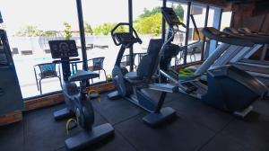 名古屋Beverly Hotel Batam的健身房设有3台跑步机和窗户