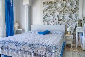 阿纳卡普里B&B Il Bacio di Capri的一间卧室配有一张带蓝色枕头的床